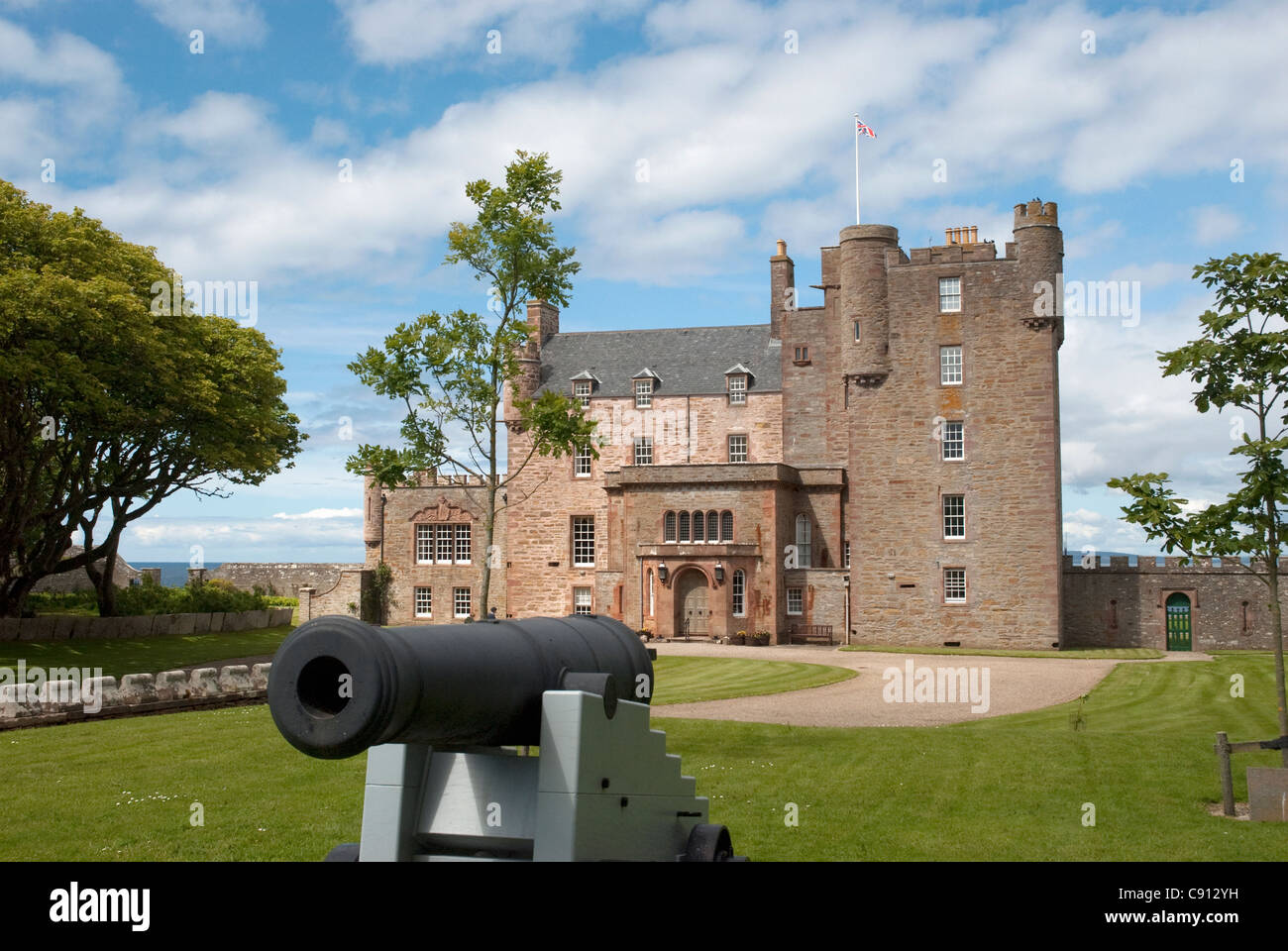 Die Burg von Mey ist ein 15. Jahrhundert Turmhaus auf der Küste von Caithness der Privatresidenz der verstorbenen Königin-Mutter und Stockfoto