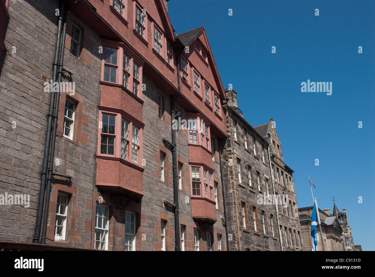 Edinburgh hat Straßen von Mietskasernen erbaut im späten 19. Jahrhundert die billig angeboten ausreichend, aber grundlegende und Stockfoto