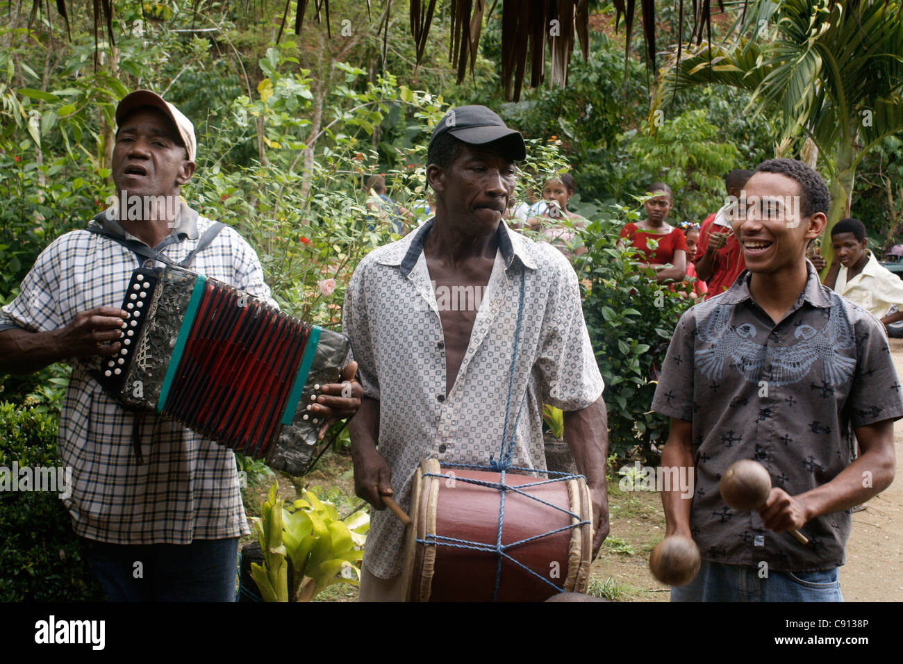 Menschen vor Ort spielen oft Musikinstrumente um Besucher zu unterhalten. Die Insel ist auf den Tourismus angewiesen. Stockfoto