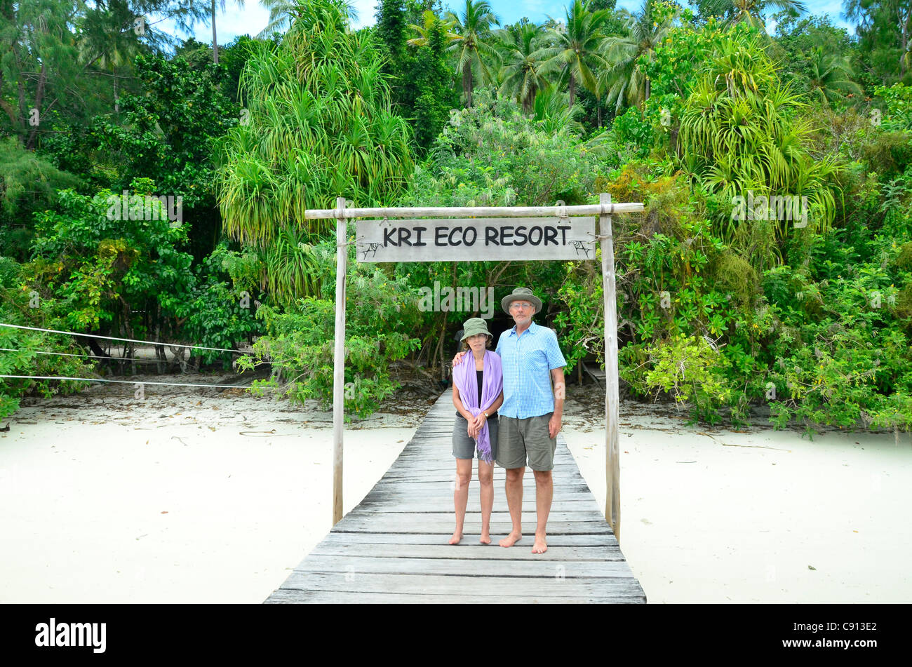 Paar posieren am Eingang zum Kri Eco Resort, Raja Ampat Inseln in der Nähe von West-Papua, Indonesien im Korallen-Dreieck, Pazifischen Ozean. Stockfoto