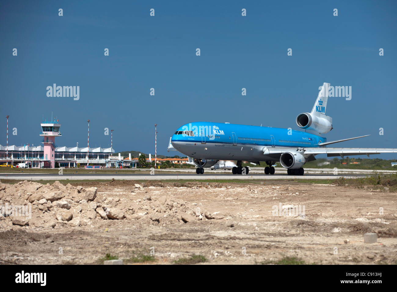 Niederlande, Insel Bonaire, Niederländische Karibik, Kralendijk, KLM Douglas DC-10 Flugzeug abheben von Flamingo Airport. Stockfoto