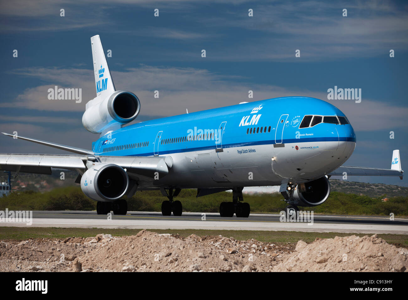 Niederlande, Insel Bonaire, Niederländische Karibik, Kralendijk, KLM Douglas DC-10 Flugzeug abheben von Flamingo Airport. Stockfoto
