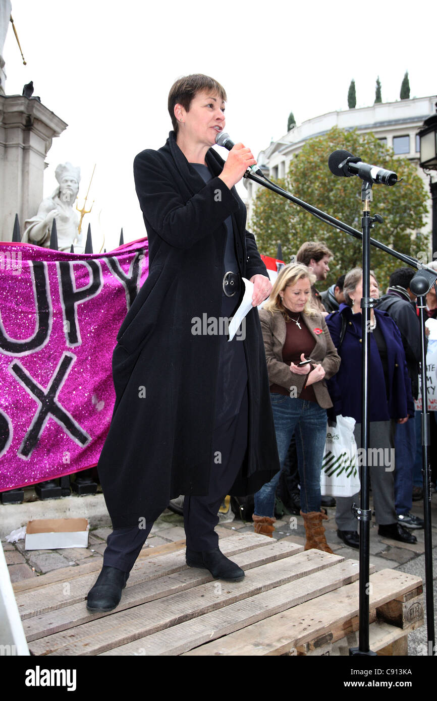 Caroline Lucas, grüne Partei MP im Gespräch mit der Occupy London Demonstranten in St. Paul, London, Uk. Stockfoto