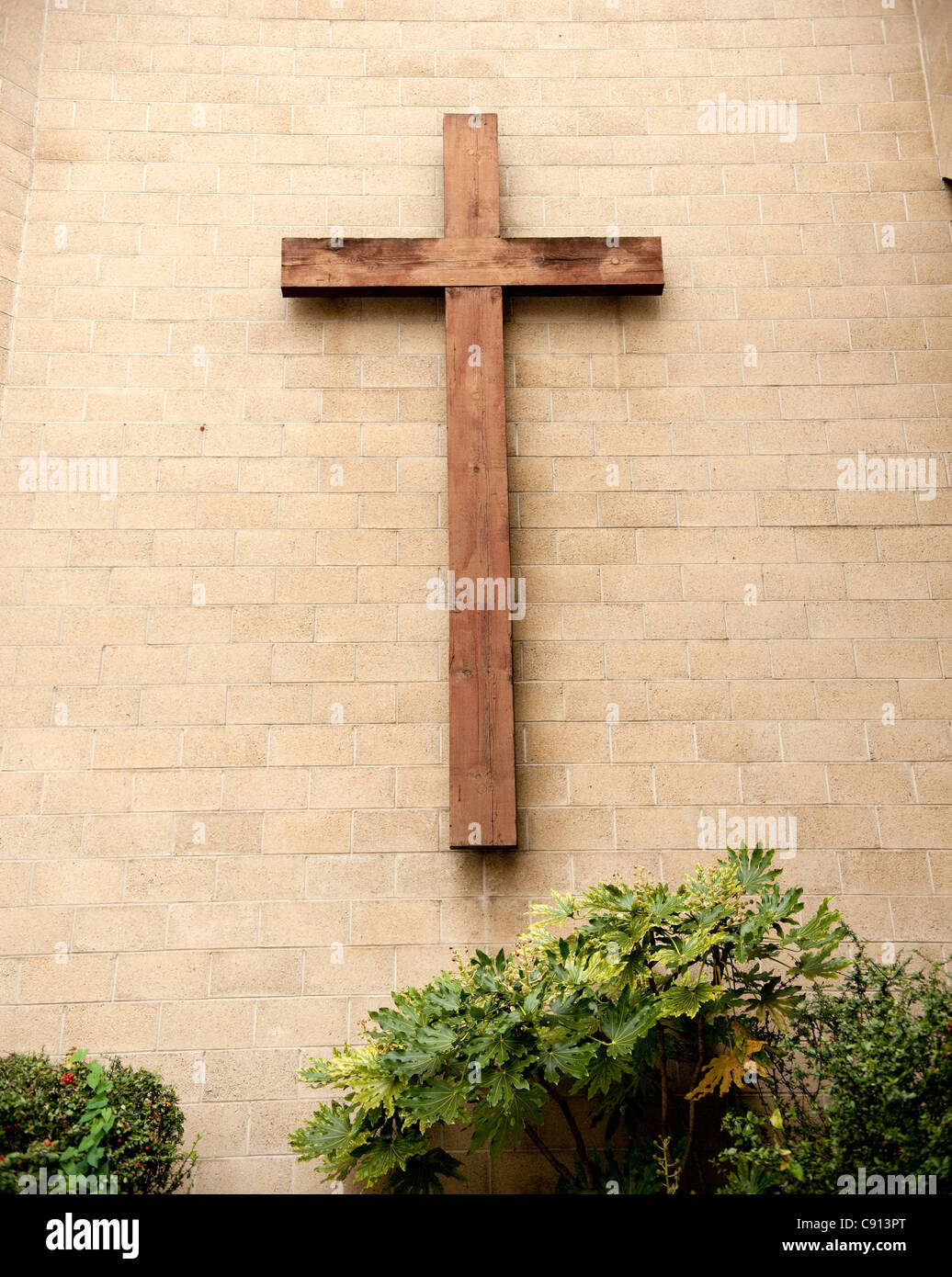 Viele Kirchen in London haben große Woode Kreuze auf der Gebäudefassade. Stockfoto