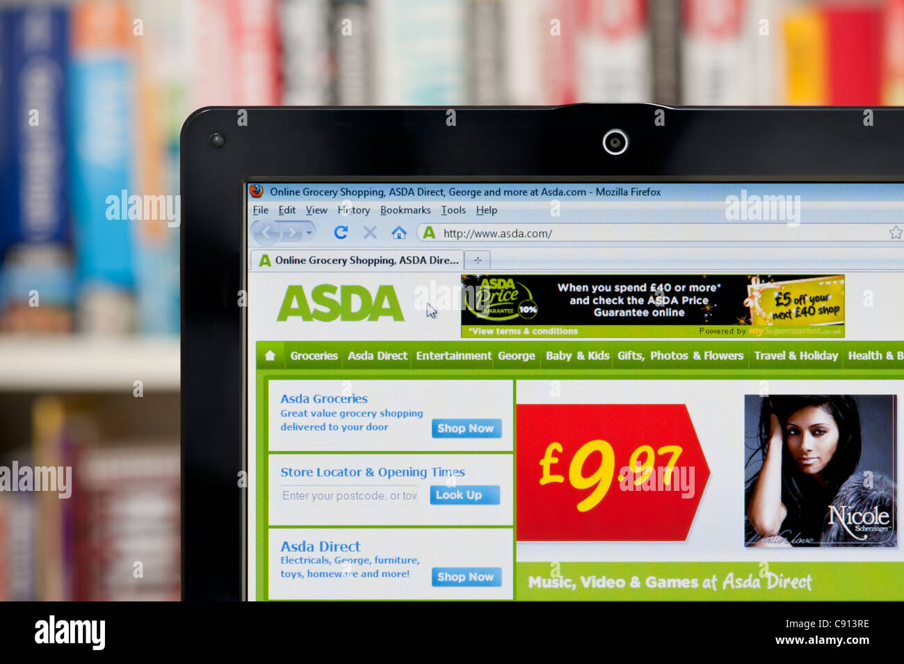 Die Asda-Website erschossen vor einem Bücherregal-Hintergrund (nur zur redaktionellen Verwendung: print, TV, e-Book und redaktionelle Webseite). Stockfoto