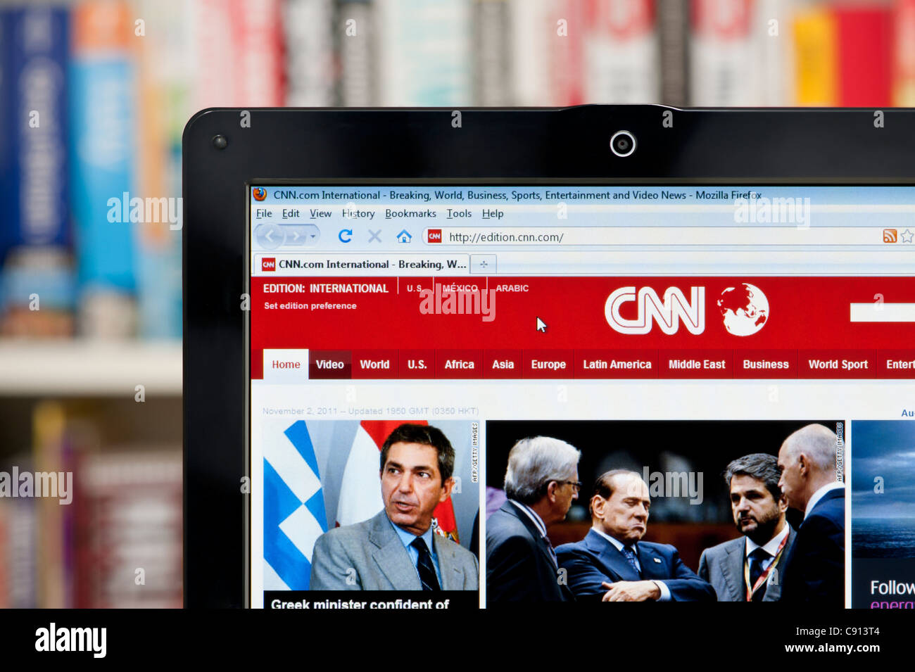 Die CNN-Website erschossen vor einem Bücherregal-Hintergrund (nur zur redaktionellen Verwendung: print, TV, e-Book und redaktionelle Webseite). Stockfoto