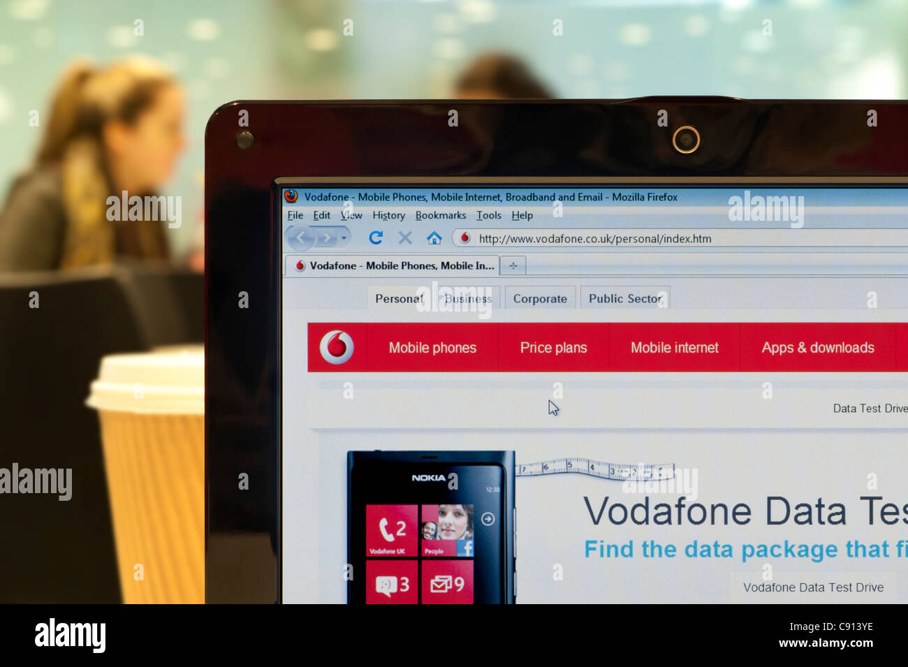 Die Vodafone-Website erschossen in einem Coffee-Shop-Umfeld (nur zur redaktionellen Verwendung: print, TV, e-Book und redaktionelle Webseite). Stockfoto
