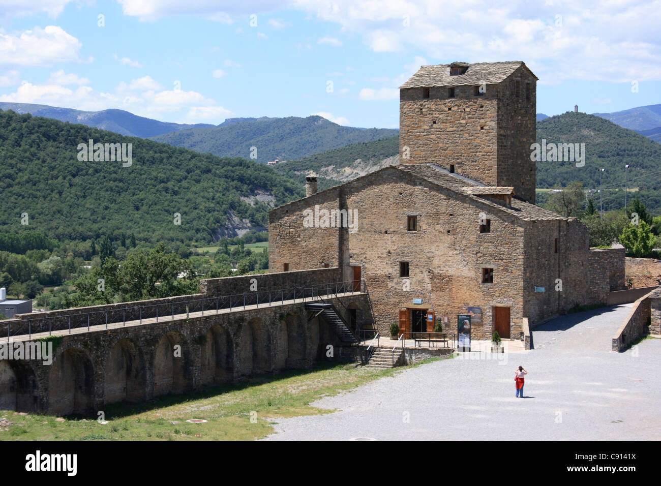 Die Stadt Ainsa steht hoch über dem Zusammenfluss von Ara und Cinca in den Pyrenäen. Im 11. Jahrhundert war es die Stockfoto