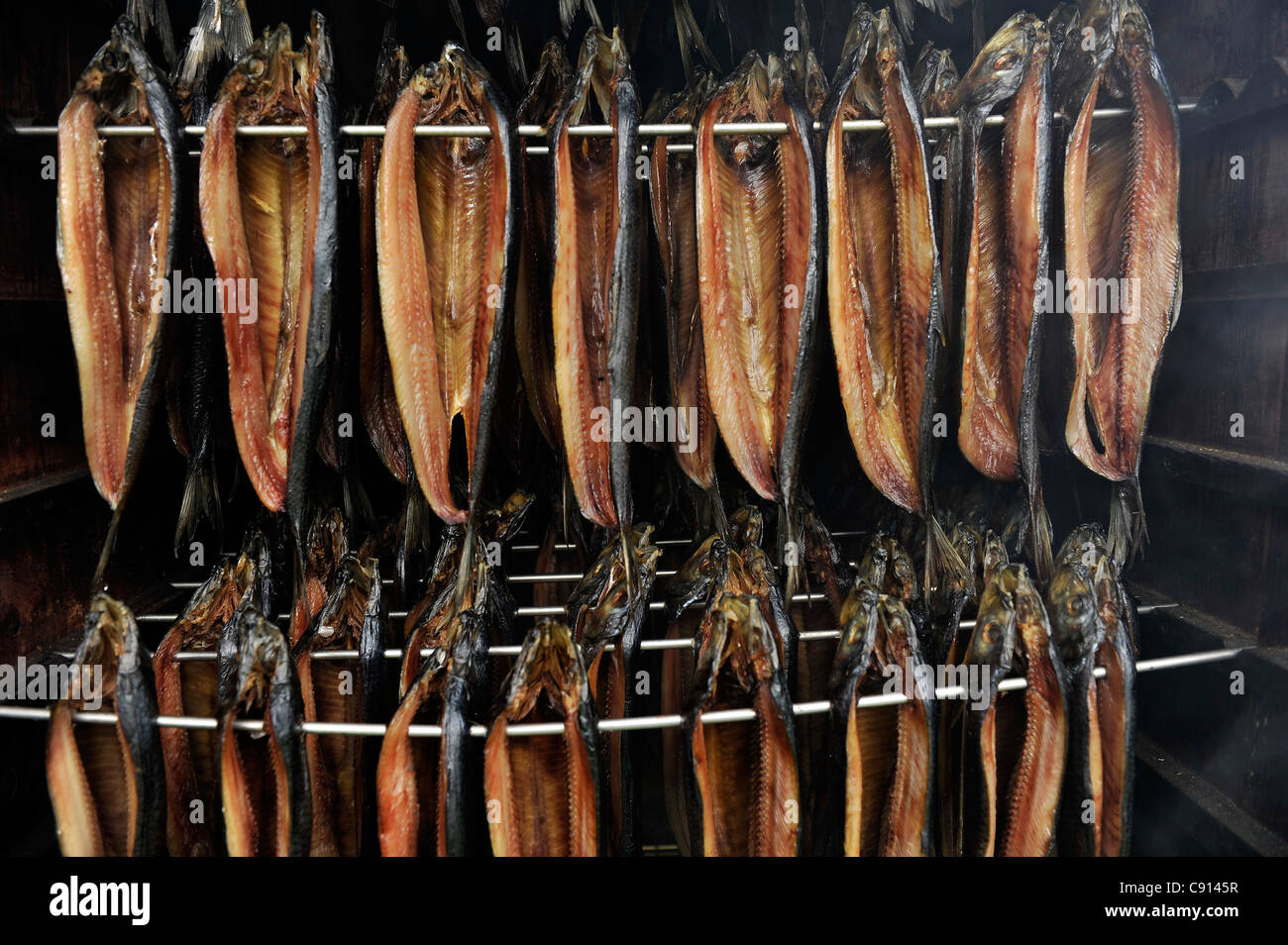 Arbroath Smokies, geräucherter Schellfisch über Holz in der traditionellen Weise vorbereitet. Stockfoto