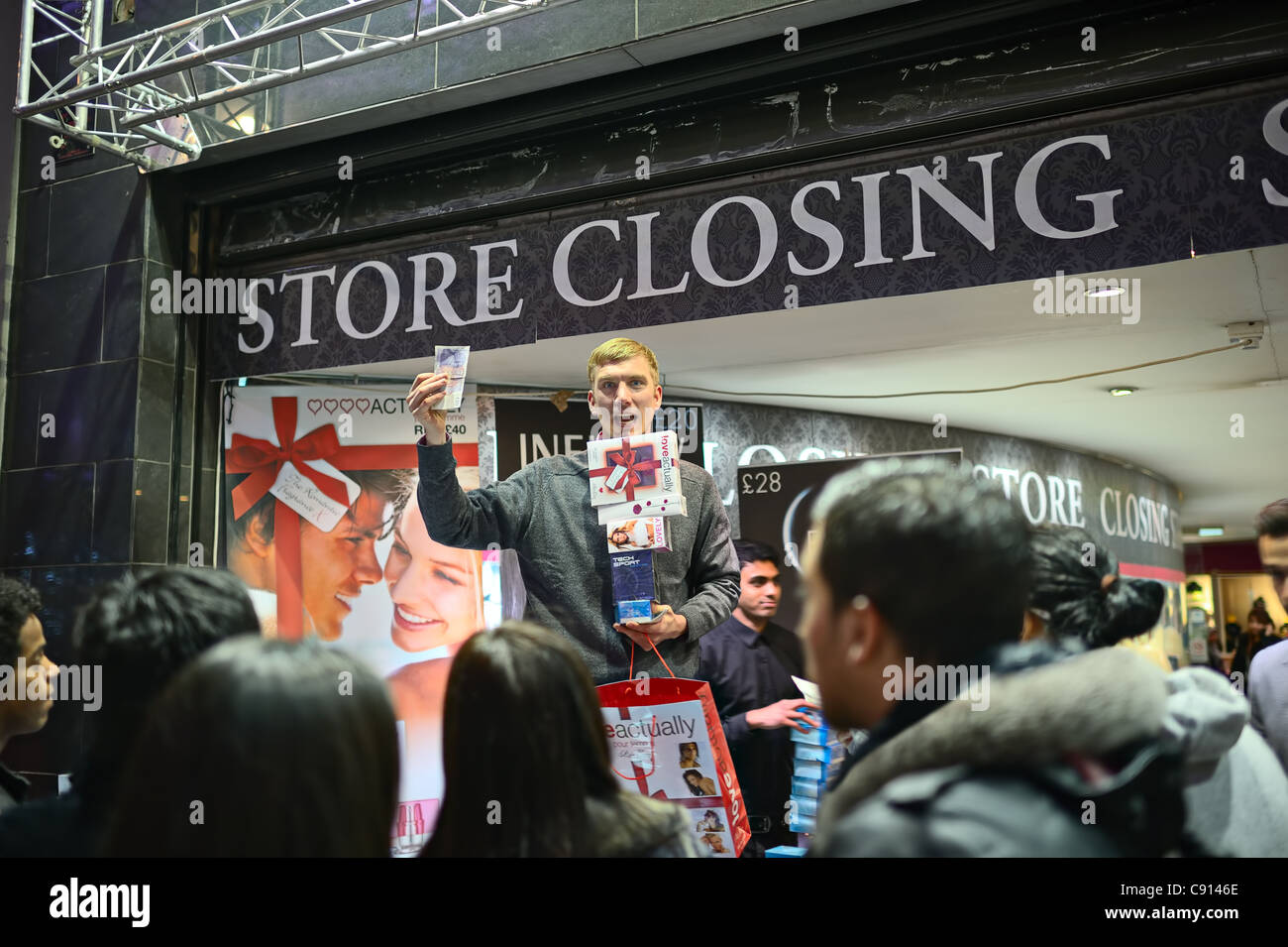 Straße Verkäufer verkaufen Parfüm im Store geschlossen Verkauf, Oxford Street, London Stockfoto