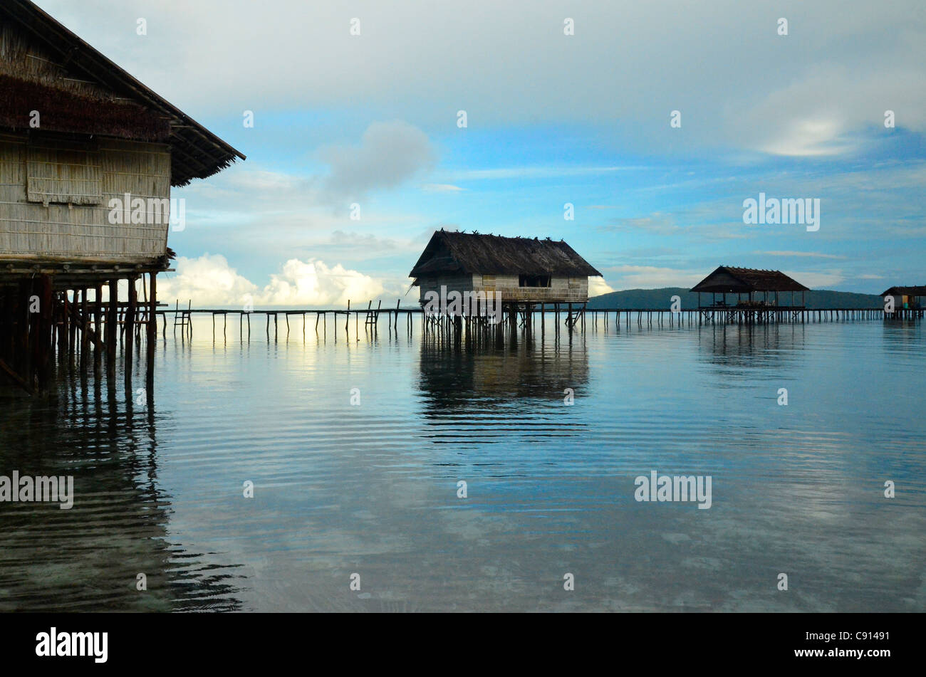 Urige Hütten am Korallenriff im Kri Eco Resort, Raja Ampat Inseln von West-Papua im Pazifischen Ozean, Indonesien. Stockfoto