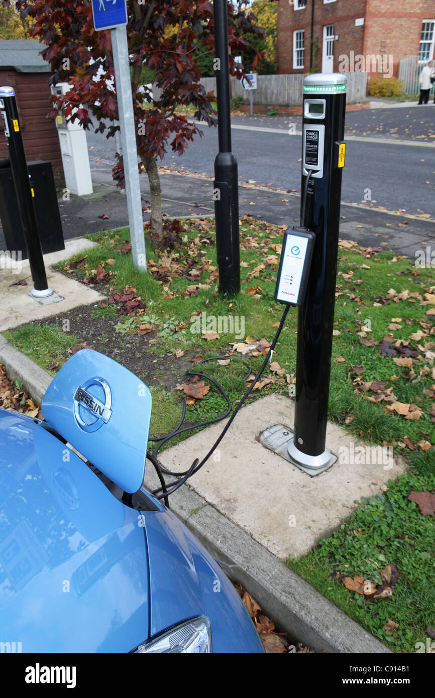 Nissan Leaf Elektroauto gesehen laden ihre Akkus auf Durham am Flussufer, Nord-Ost-England, UK Stockfoto