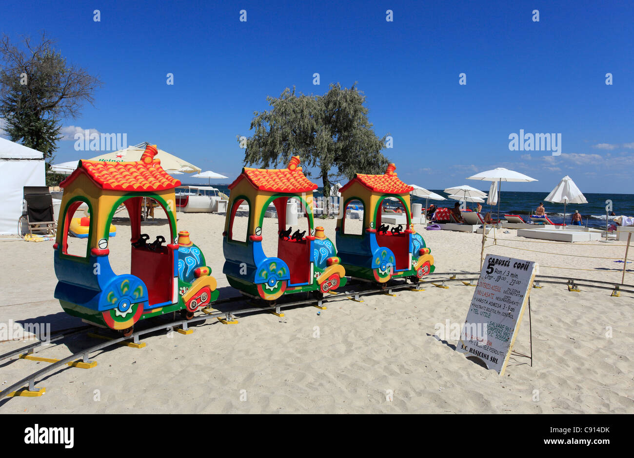 Mamaia ist ein Resort in der Nähe von Constanta am Schwarzen Meer in Rumänien.  Es ist ein Kinder Bahnfahrt am Strand. Stockfoto