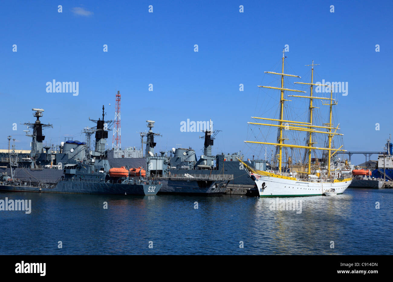 Constanta Hafen ist der größte Hafen am Schwarzen Meer und eines der größten Häfen Europas. Marine Boot und Schulschiff. Stockfoto