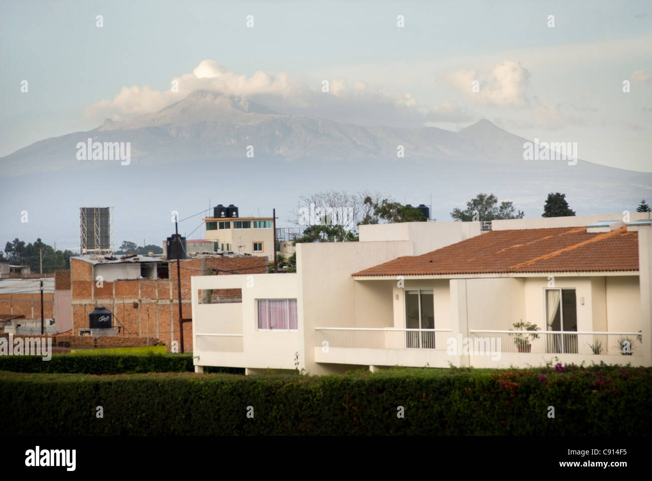 Vulkan von Straße mit Häusern in Cholula, Puebla, Mexiko gesehen. Stockfoto