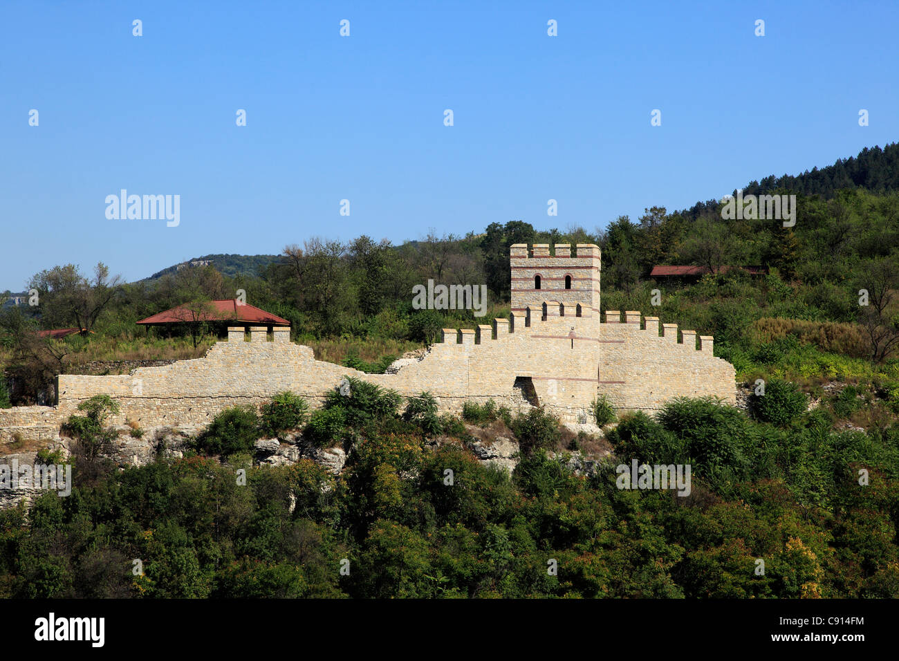 Veliko Tarnovo ist der alten bulgarischen Hauptstadt und die Burg Tsavarets wurde auf dem Hügel oben rekonstruiert die Stockfoto