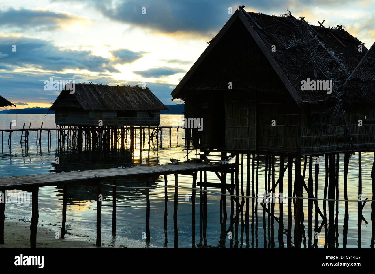 Urige Hütten im Kri Eco Resort, Raja Ampat Inseln von West-Papua im Pazifischen Ozean, Indonesien. Stockfoto