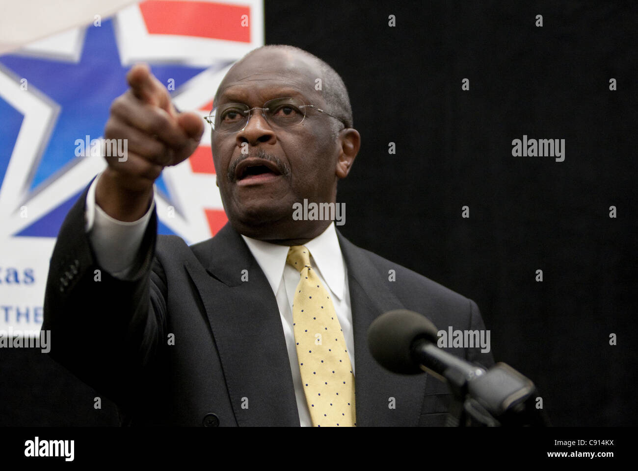 Präsidentschaftskandidat Herman Cain spricht zu Reportern bei einem Tea-Party-Event nach Aussprache mit Stockfoto