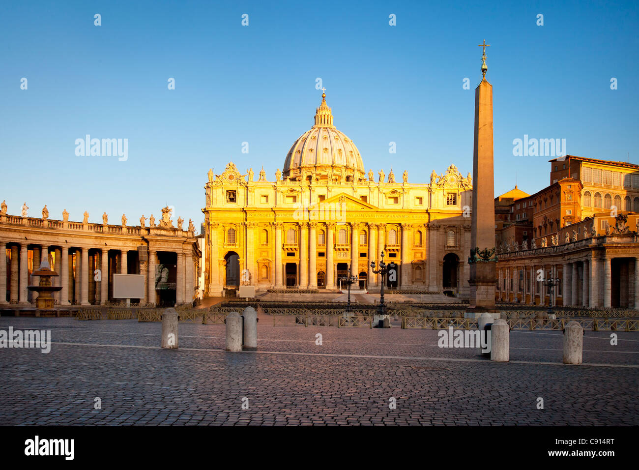 Morgendämmerung am St. Peter Basilika, Vatikanstadt, Rom Latium Italien Stockfoto