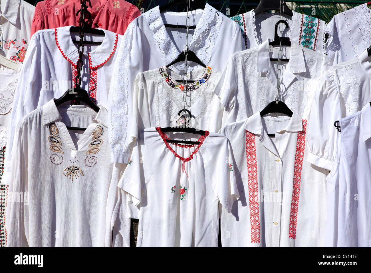 Geschäfte in Donji Milanovac bieten traditionell bestickte Hemden und viele andere gestickten oder handgemachten Waren feil. Stockfoto
