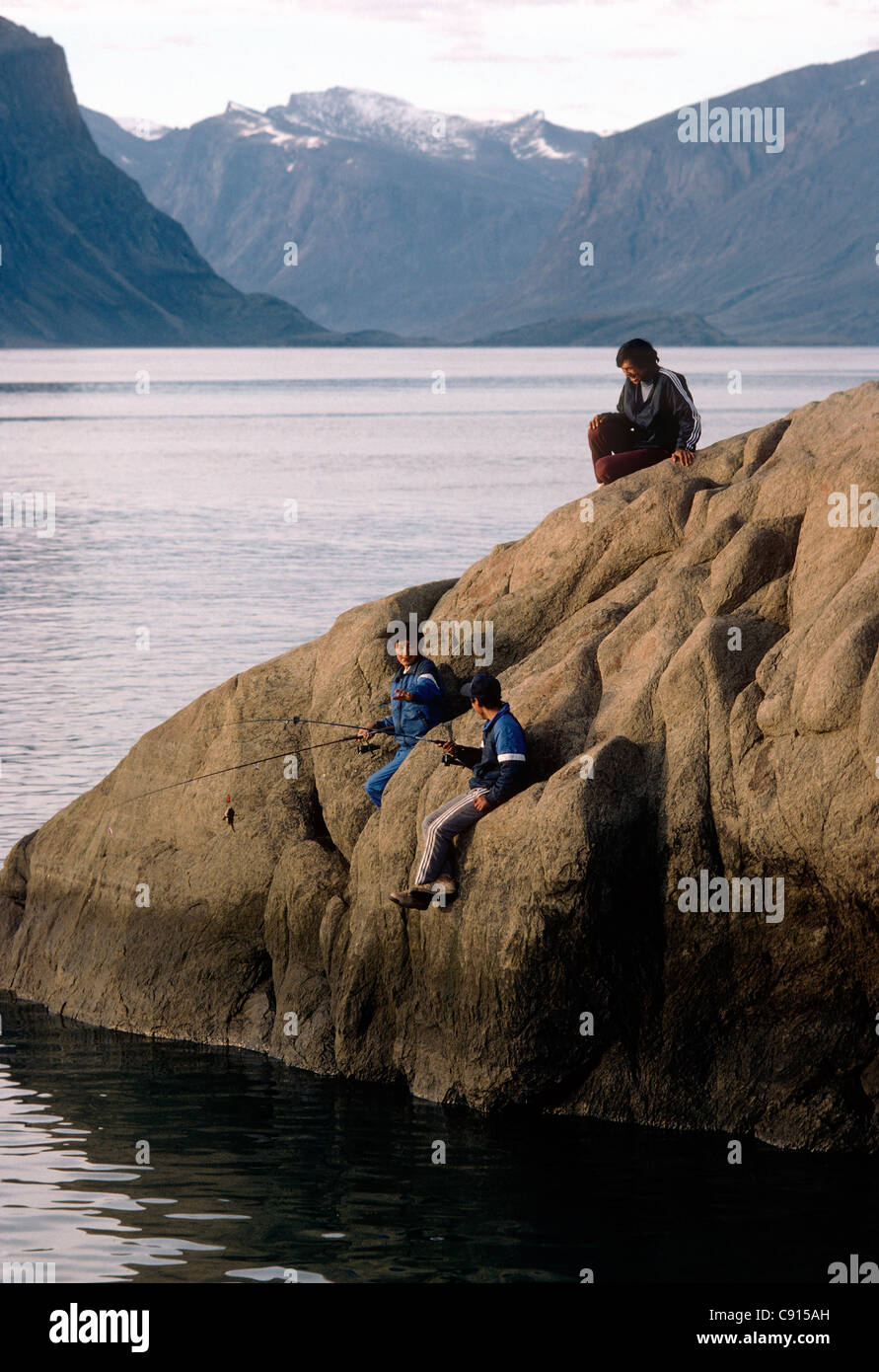 INUIT-KINDER ANGELN IM E240PX FJORD, BAFFININSEL, NUNAVUT, KANADA Stockfoto