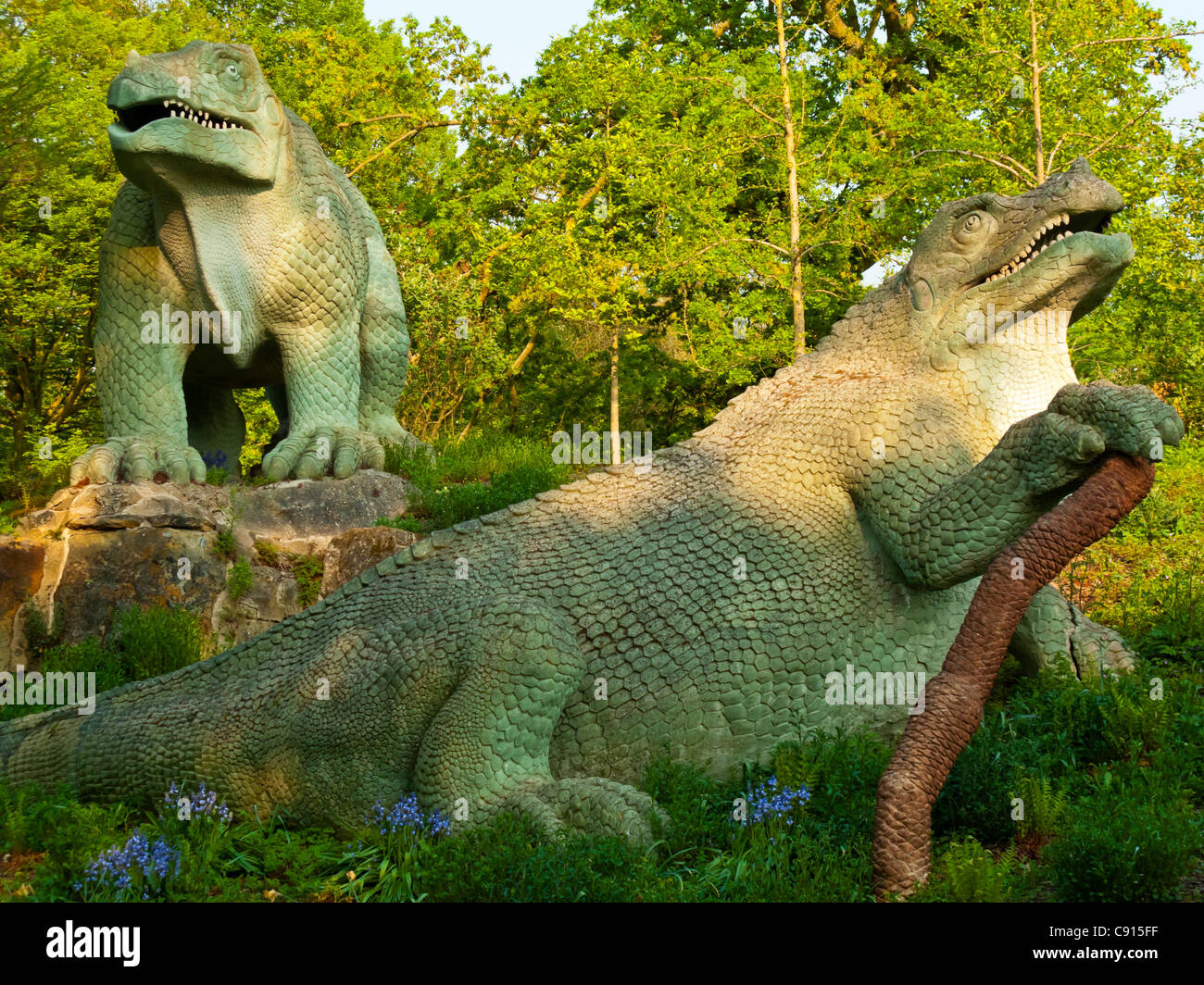 Skulptur von Dinosauriern in Crystal Palace Park South London UK gemacht von Benjamin Waterhouse Hawkins und Richard Owen im Jahre 1854 Stockfoto