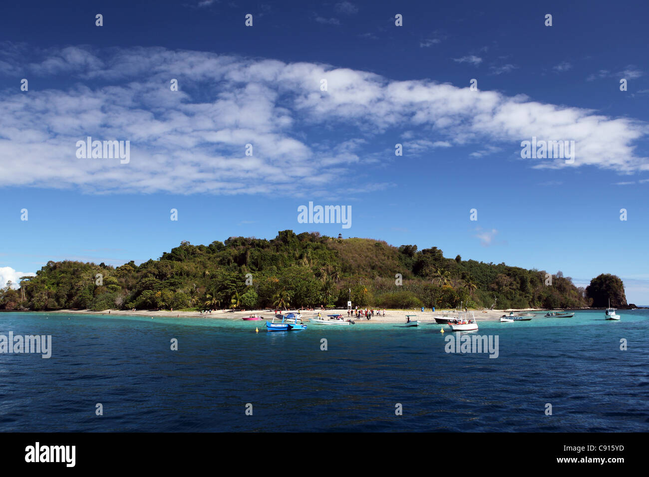 Das Schnorcheln und Tauchen Tropenparadies Tany Kely Insel, in der Nähe von Nosy Be, mit Booten über Türkis klarem Wasser verankert. Stockfoto