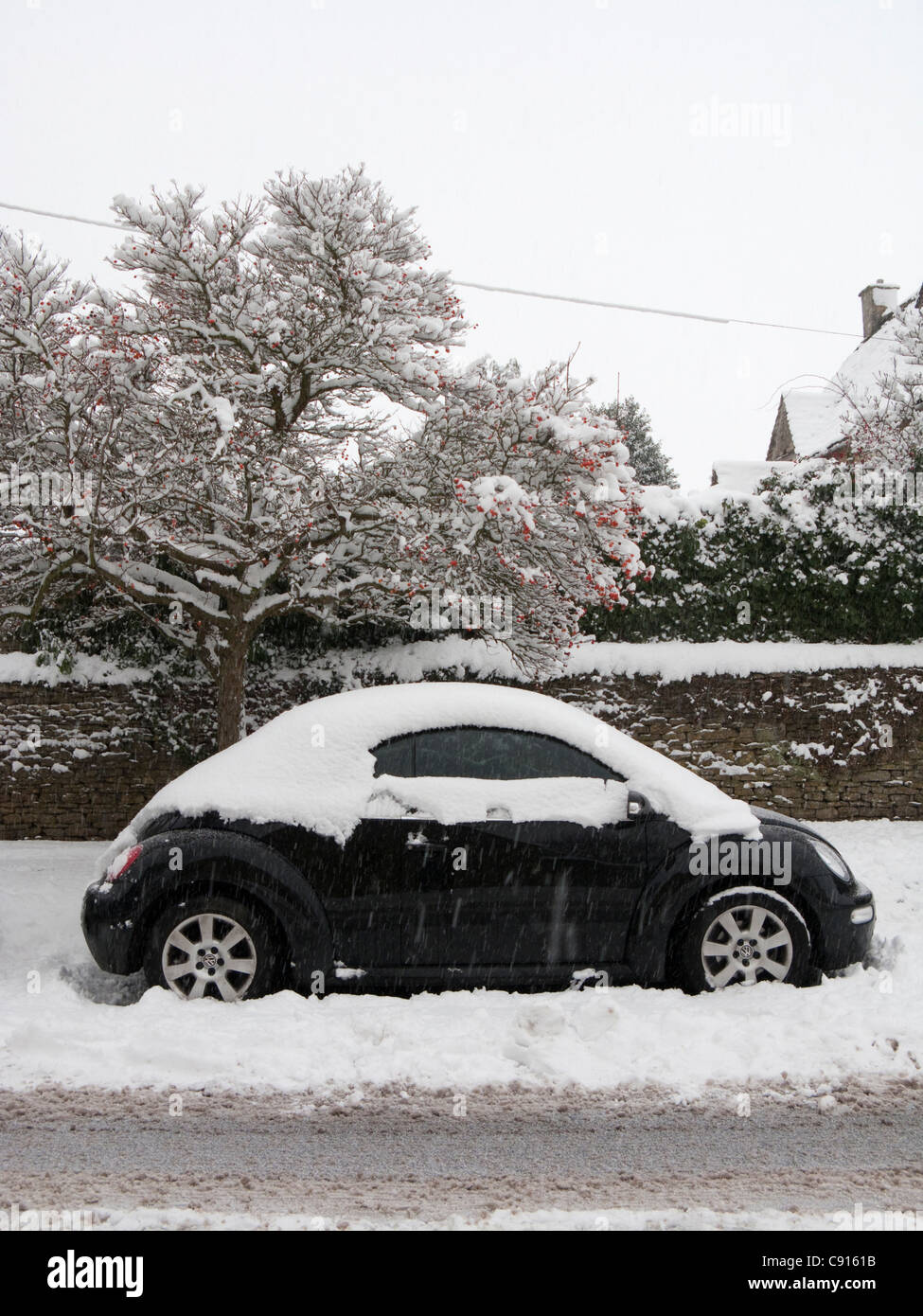 Gelegentlich in der englischen Winter haben die südlichen Grafschaften Englands ein Herbst Schnee, die die Straßen unpassierbar macht Stockfoto