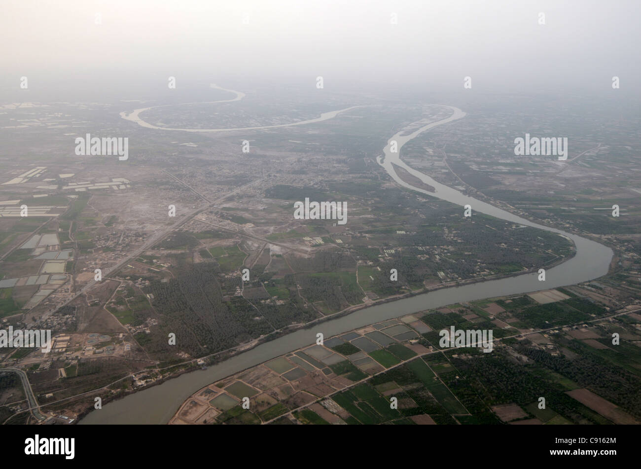 Bagdad, Irak Ansatz zum internationalen Flughafen. Ansicht der Tigris-Fluss und angrenzenden Wohnungen Stockfoto