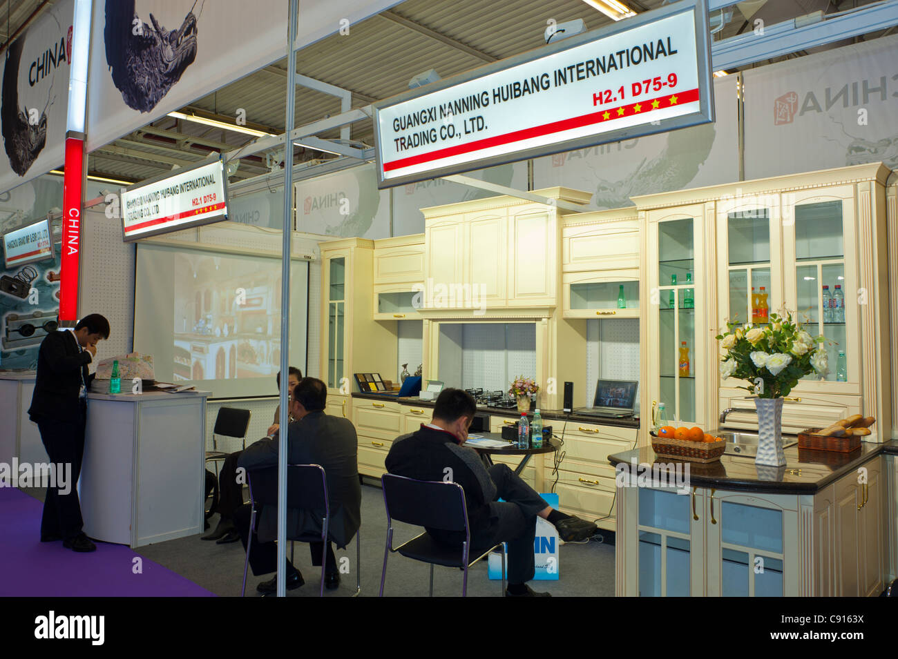 Paris, Frankreich, Batimat Construction Materials Trade Show, chinesische Unternehmen halten „Guangxi Nanning Hubang International Trading Co, LTD“ Küchengeräte, kommunistische Wirtschaft chinas Stockfoto