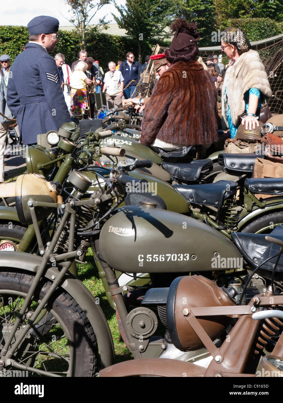 Das Goodwood Revival ist ein dreitägiges Festival veranstaltet jedes Jahr im September für die Typen von Autos und Motorrädern, die teilgenommen haben würde Stockfoto
