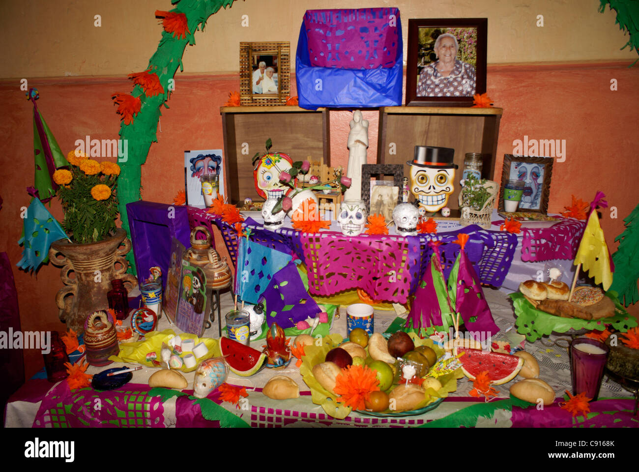 Dekoriert mexikanischen Tag der Toten oder Dia de los Muertos Altar, Mazatlan, Sinaloa, Mexiko Stockfoto