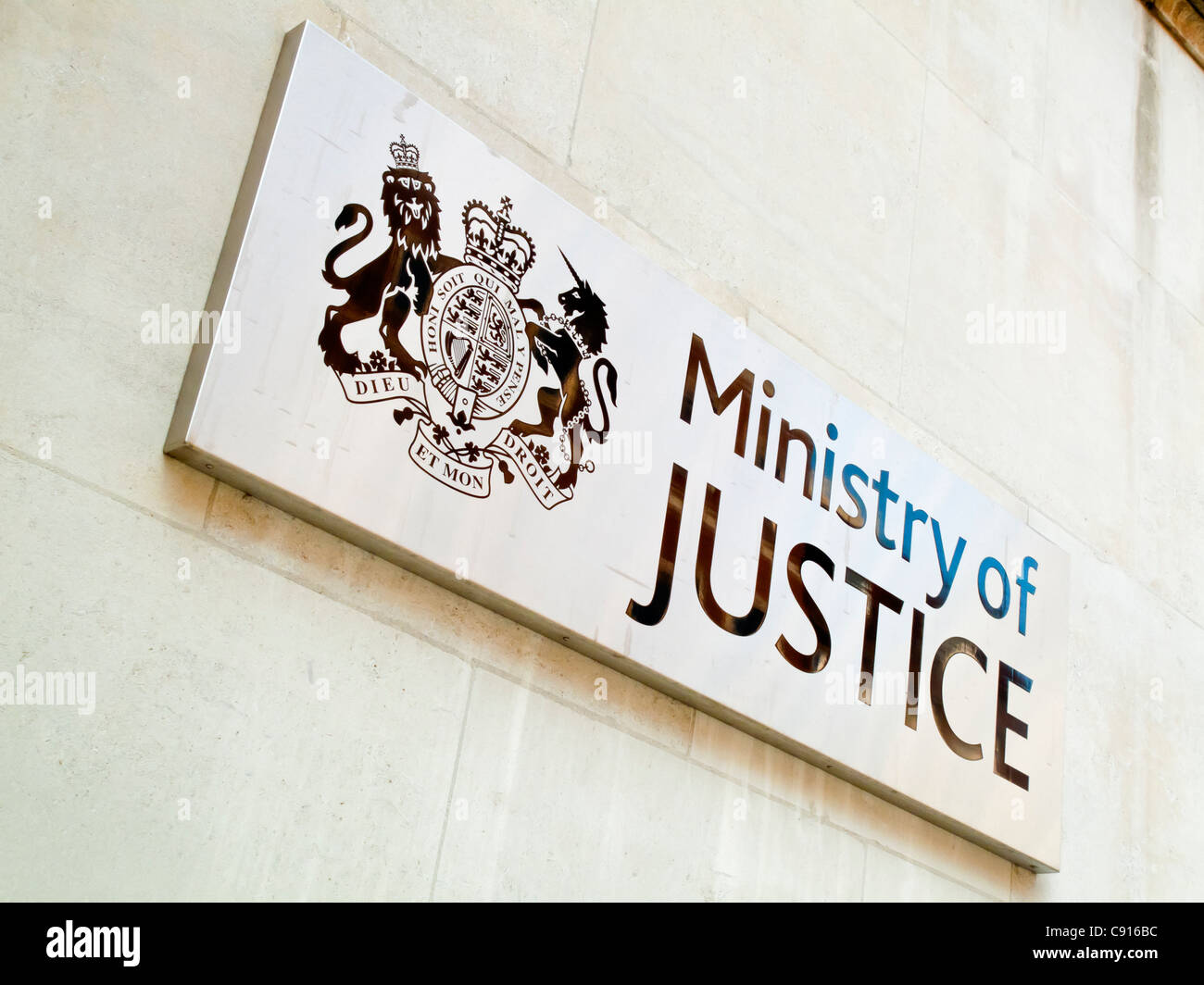 Außerhalb der UK Ministry of Justice-Bürogebäude in Petty France Westminster London Teil der britischen Regierung zu unterzeichnen Stockfoto