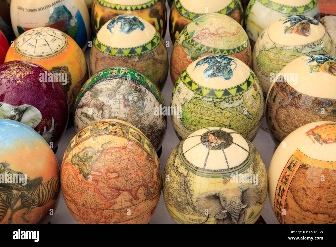Geblasen Ostrich Eiern sind bemalt und attraktive Souvenirs von einem Besuch in Südafrika zu machen. Stockfoto