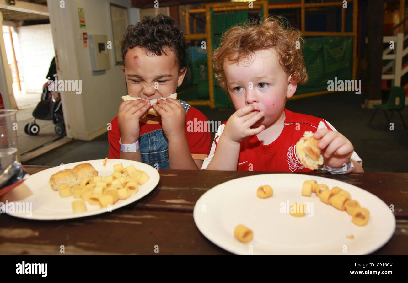 Kinder Essen in eine Spielgruppe, UK Stockfoto