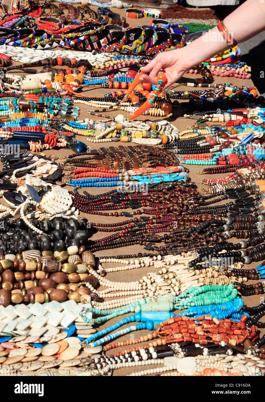 Die Townships sind am Rande der Stadt, und lebendige Märkte, traditionelle handgefertigte waren wie Schmuck verkaufen. Stockfoto