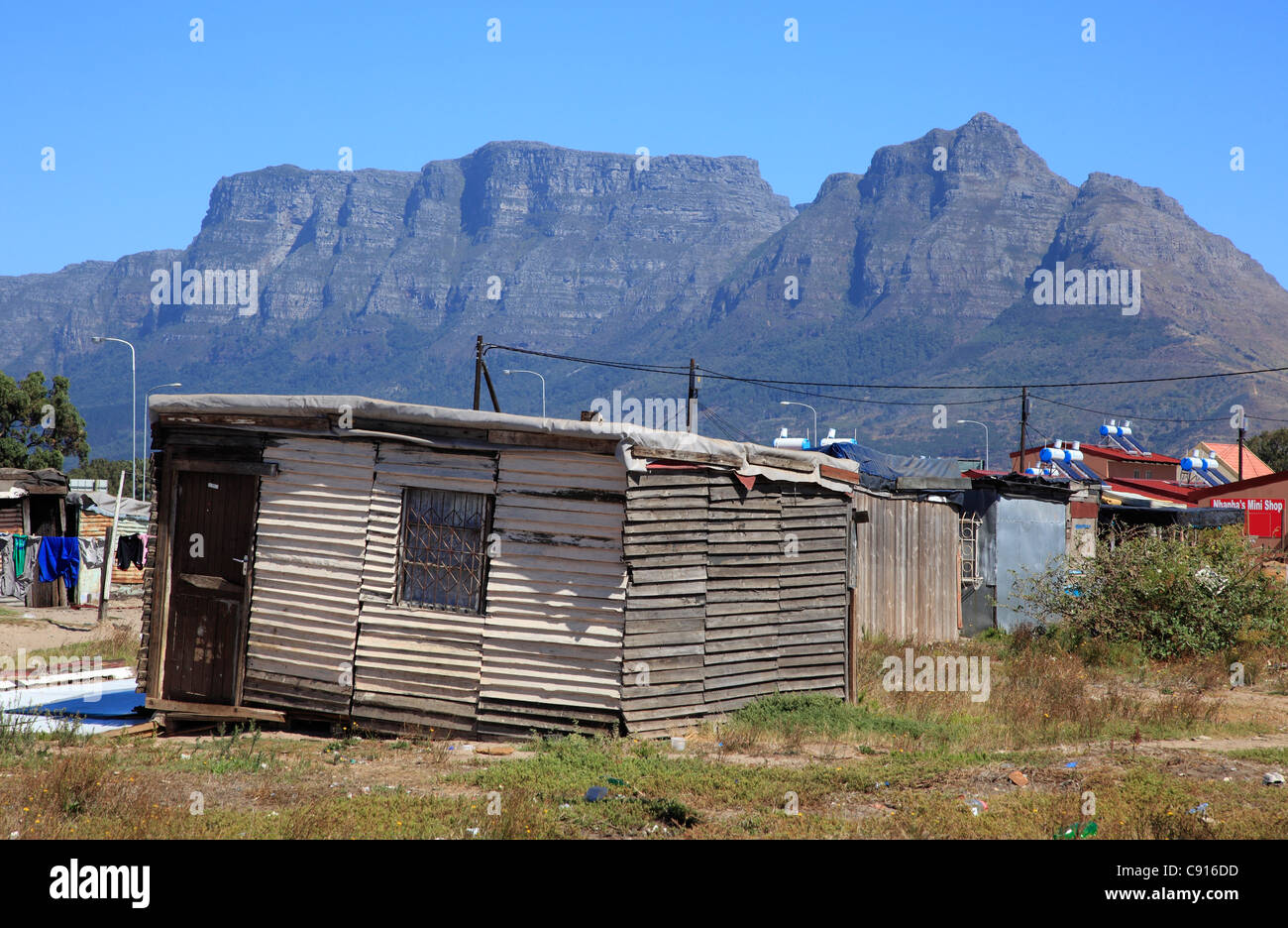 Gibt es Gemeinden oder Elendsvierteln auf die Outskirst von Kapstadt die rudimentäre Gebäude haben und Hütten aus was auch immer Stockfoto