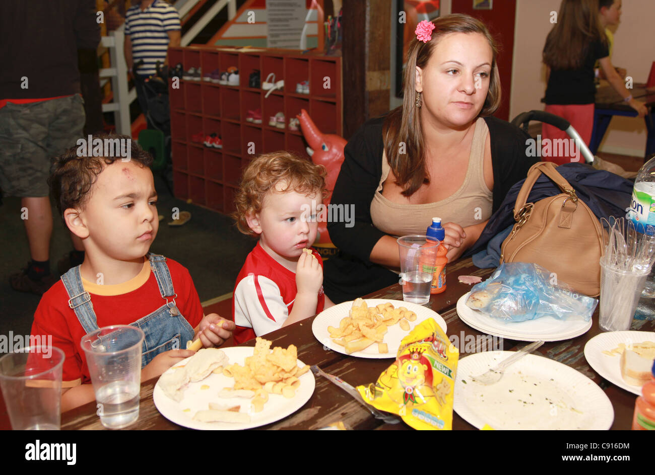 Kinder Essen in eine Spielgruppe, UK Stockfoto
