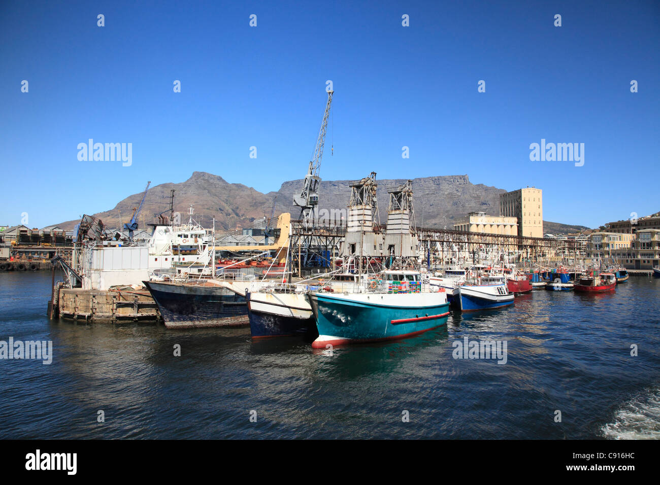 Es gibt verschiedene Häfen und Hafenanlagen arbeiten entlang der Küste, wo frischer Fisch täglich in Kapstadt gelandet sind. Stockfoto