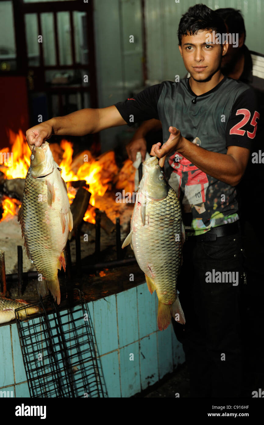 Irak, Baghdad, Masgouf eine Fischspezialität Baghdadi serviert in einer Reihe von Restaurants an den Ufern des Tigris Abu Nawas Strasse Stockfoto