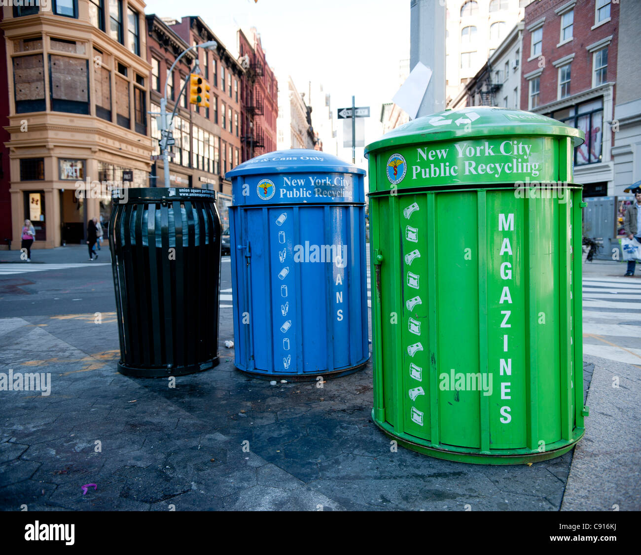 Recycling ist beliebt in Manhattan mit vielen Parks, bietet eine Reihe von Abfallbehältern, so dass Menschen ihren Müll aufteilen können Stockfoto