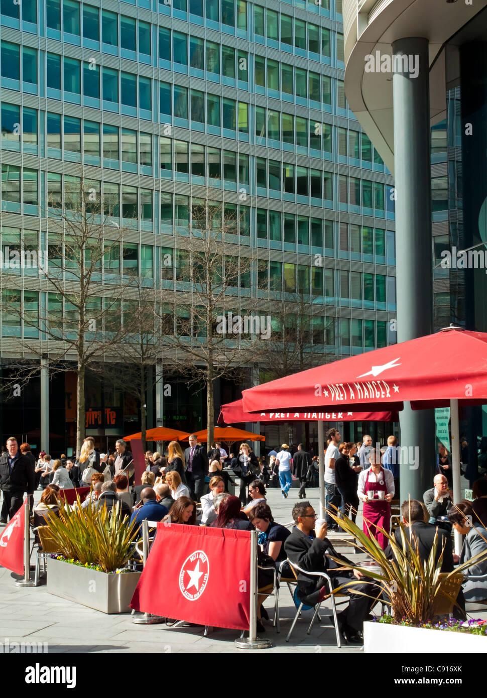 DINERA Pret A Manger Café und neu konstruierte Bürohäuser im Spinningfields Bereich der Innenstadt von Manchester England UK Stockfoto