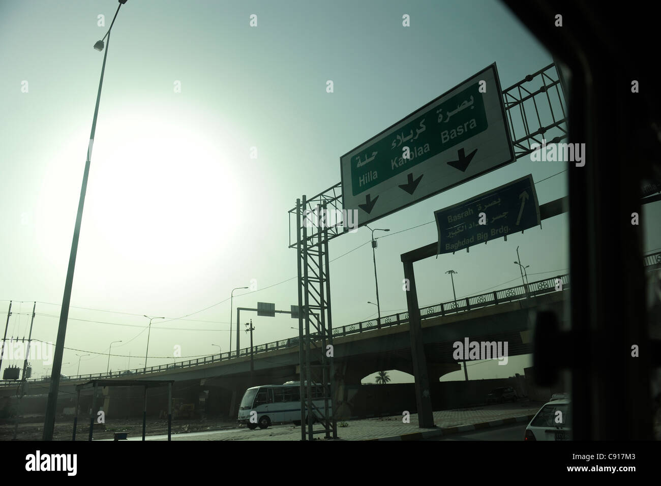 Irak, Baghdad, Straßenschild auf der Südautobahn, Hilla, Karblaa (Kerbela), Basra Stockfoto