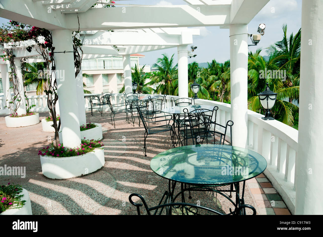 Cafe Terrasse mit Eisen-Patio-Möbel. Stockfoto