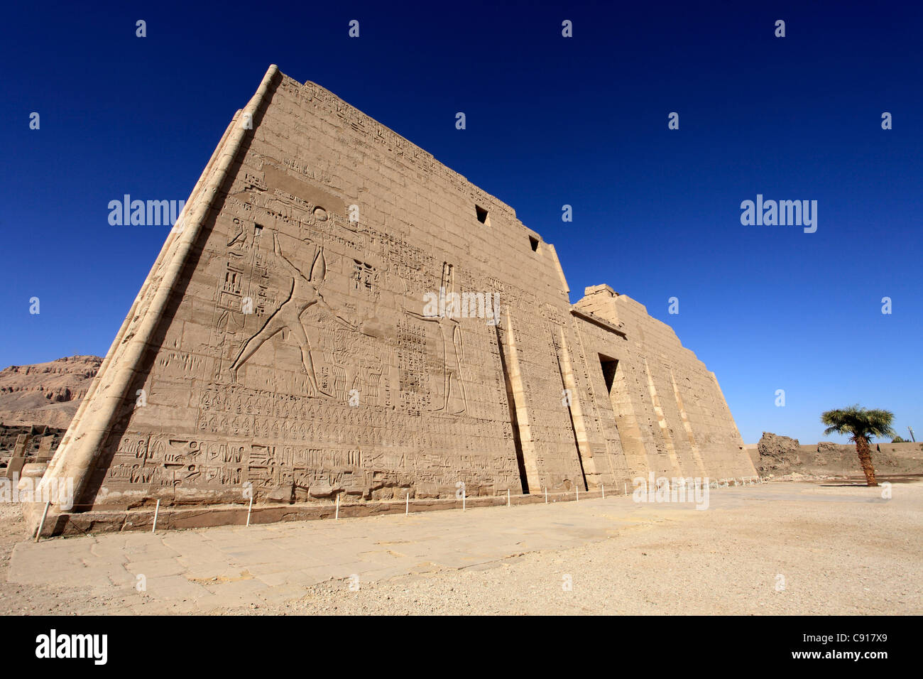 Medinat oder Medinet Habu ist die Leichenhalle Tempel des Ramses 111.  Die ersten Pylon oder Eingang Wände sind in Inschriften bedeckt. Stockfoto