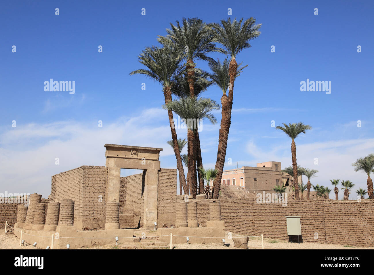 Karnak-Tempel ist ein riesiger pharaonische Tempel und Freilichtmuseum und die größte antike religiöse Stätte in der Welt. Die Allee der Stockfoto