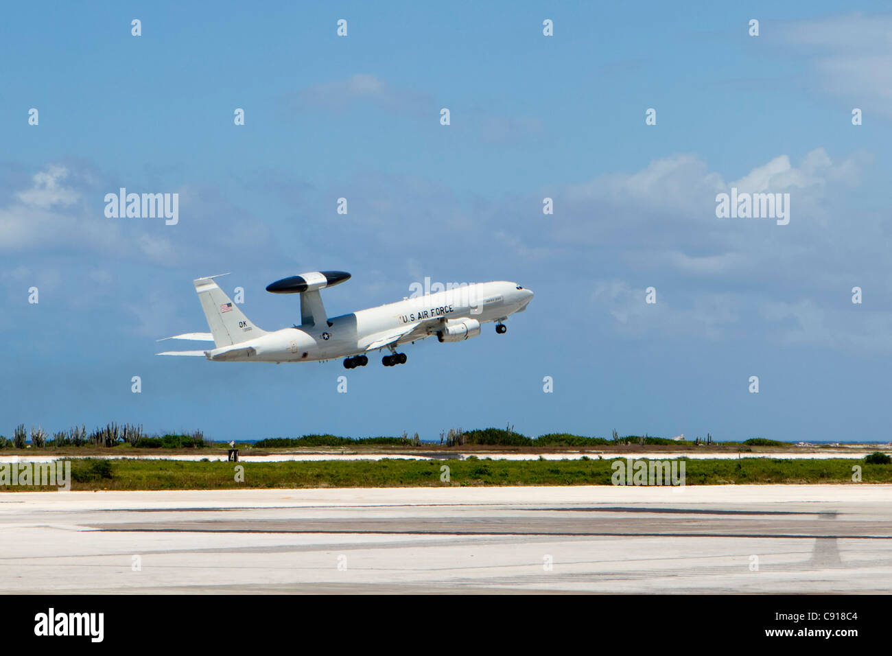 Curaçao, Karibik-Insel, unabhängig von den Niederlanden seit 2010. Willemstad. AWAC Flugzeug der US Air Force ausziehen. Stockfoto