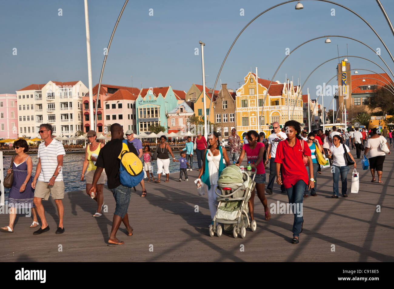 Curaçao, Karibik-Insel, Niederlande Willemstad. Punda Viertel. Historische Häuser. Menschen über Emma-Brücke. Stockfoto