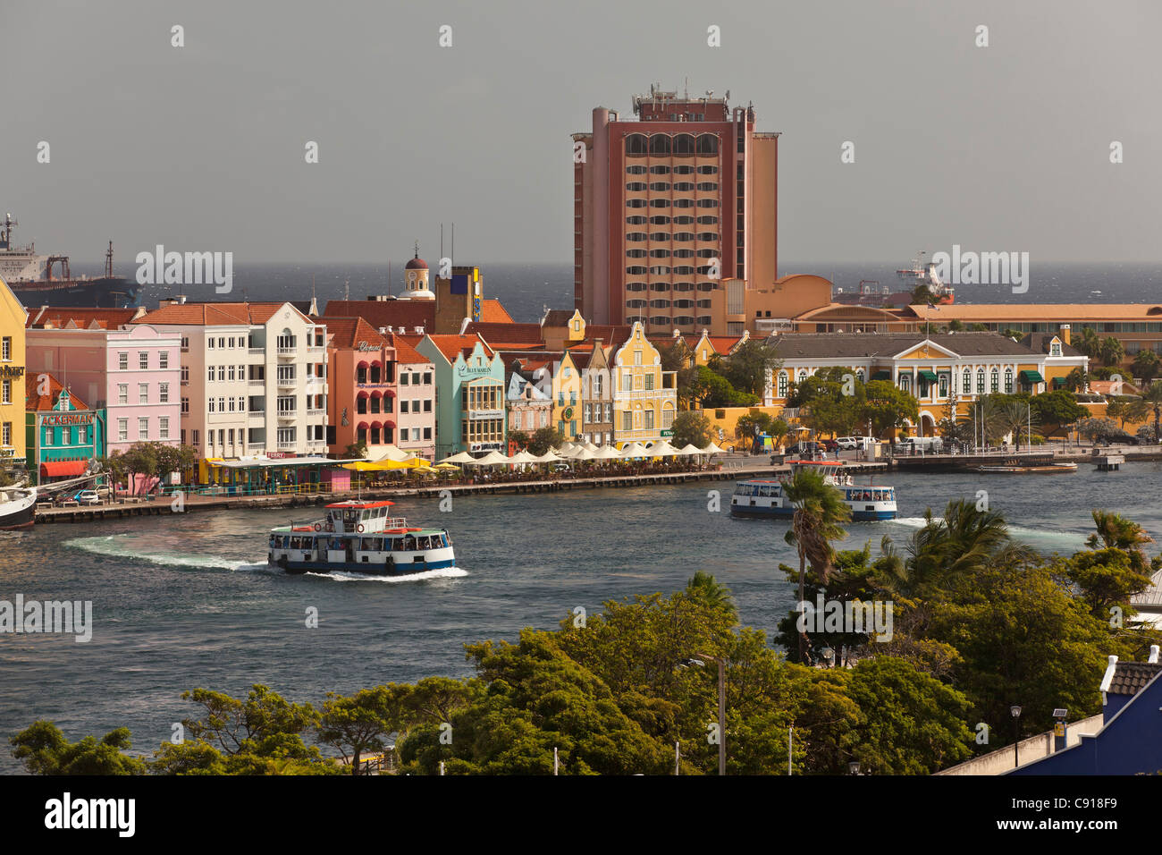 Curaçao, Karibik-Insel, Willemstad. Historische Häuser am Ufer. Fähren überqueren St. Annabaai. Stockfoto