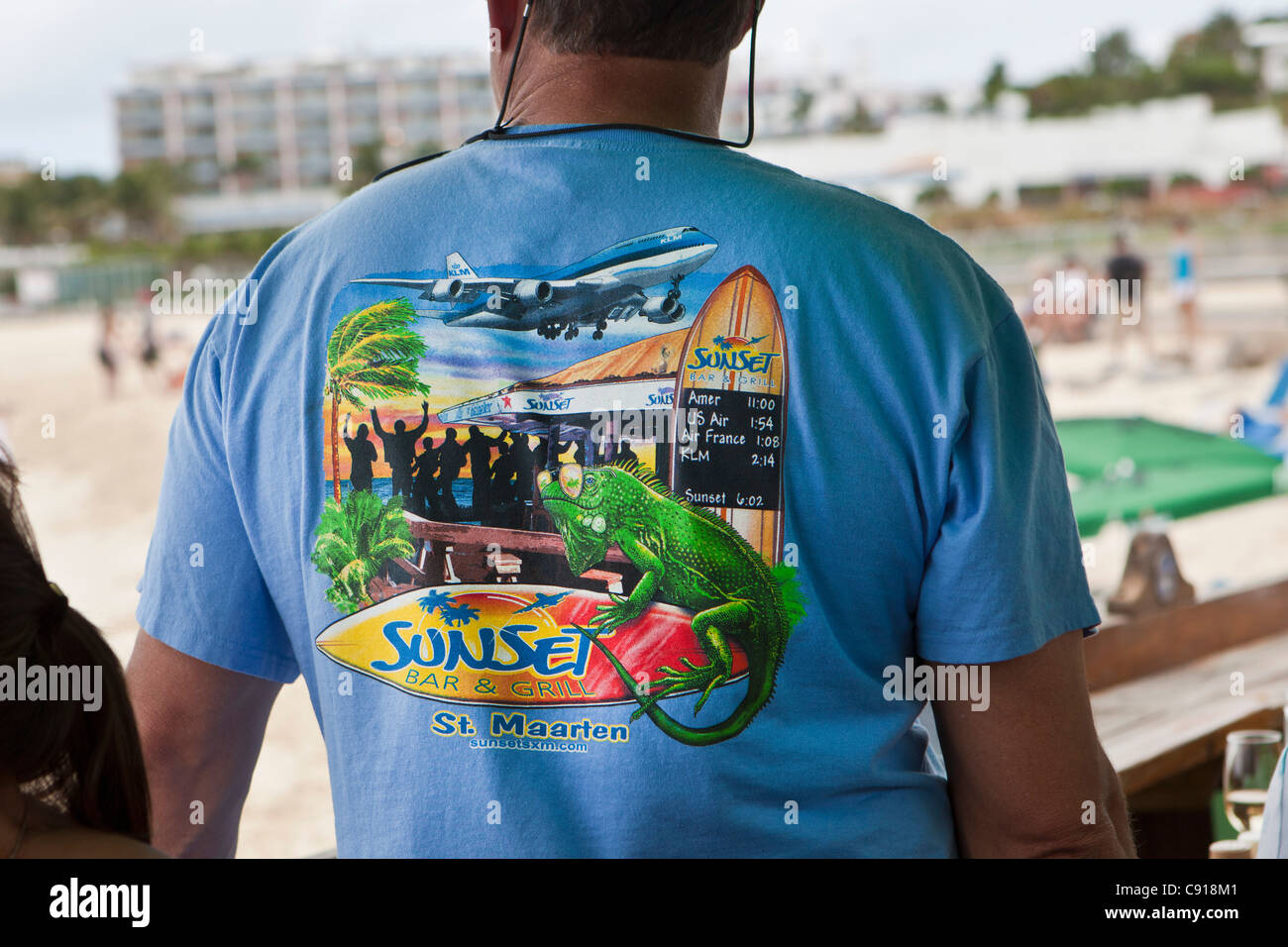 Sint Maarten, Karibik-Insel, unabhängig von den Niederlanden seit 2010. Sunset Café in der Nähe von Princess Juliana Airport. -T-Shirt. Stockfoto